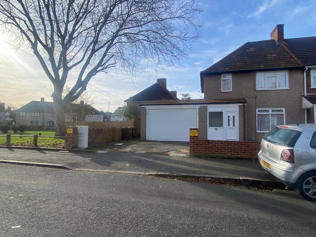 Warrington Road, Dagenham RM8 3JL 3 bed semidetached house £2,300