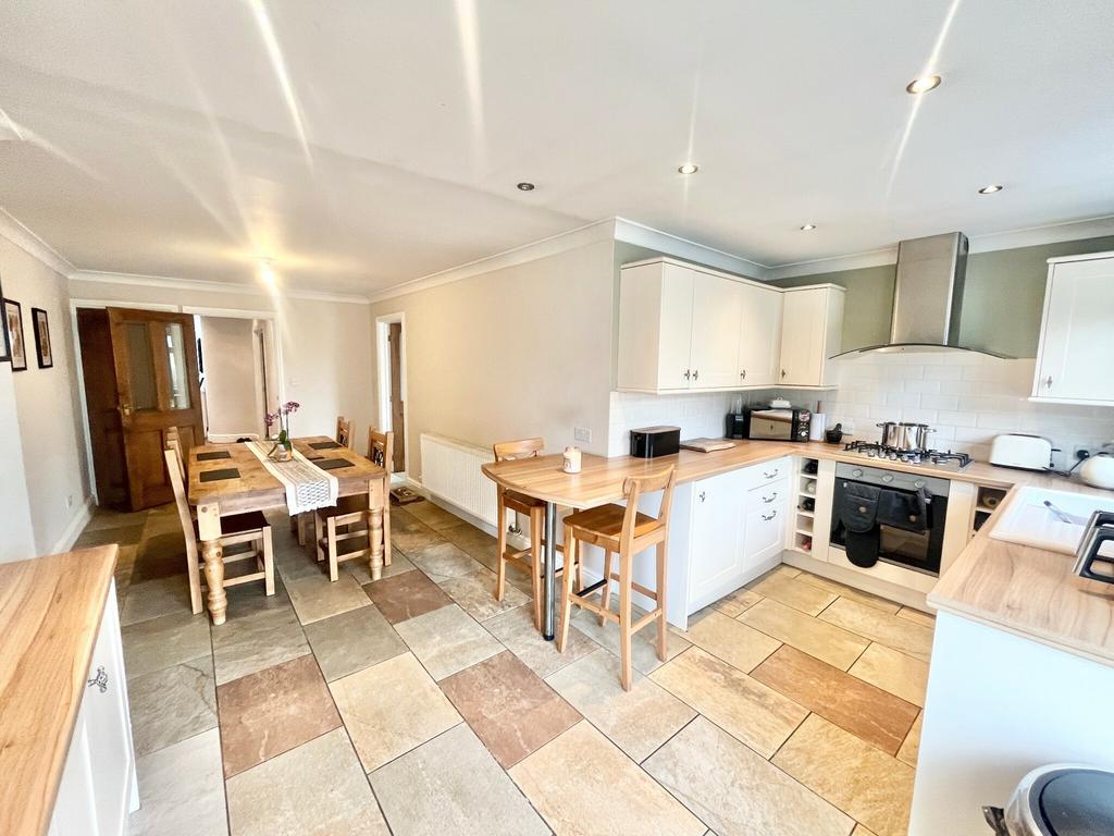 New Road, Grovesend, Swansea 3 bed semidetached house £225,000