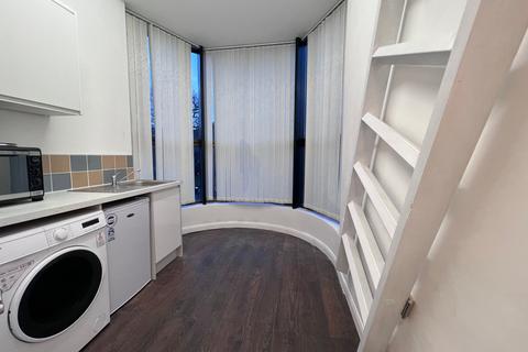 Studio to rent, Queens Parade, Brownlow Road, Bounds Green, N11