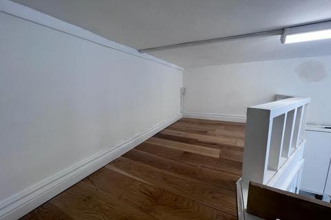 Studio to rent, Queens Parade, Brownlow Road, Bounds Green, N11