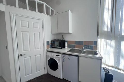 Studio to rent, Queens Parade, Brownlow Road, Bounds Green, N11