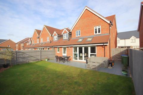 16 Bowling Lane, Billingshurst, RH14 9FT