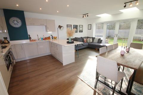 16 Bowling Lane, Billingshurst, RH14 9FT