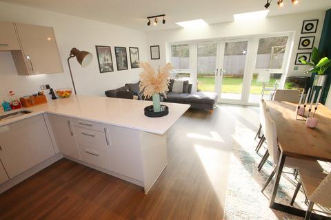 16 Bowling Lane, Billingshurst, RH14 9FT