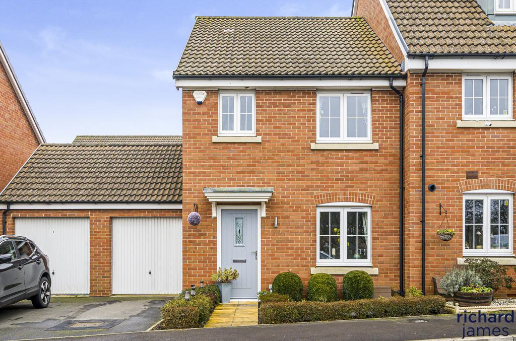 Blain Place, Royal Wootton Bassett, SN4 3 bed semidetached house for