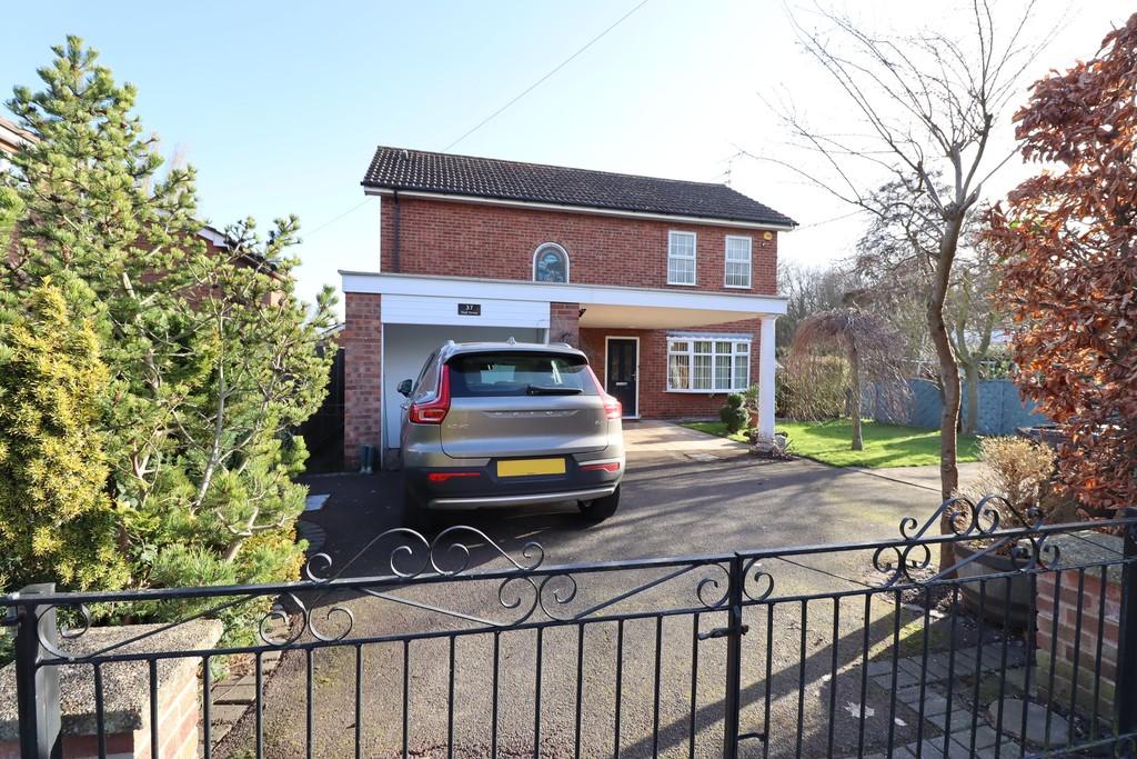 Hall Drive, Lincoln 3 bed detached house £380,000