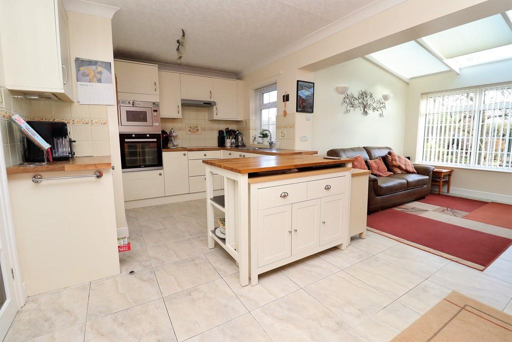 Hall Drive, Lincoln 3 bed detached house £380,000