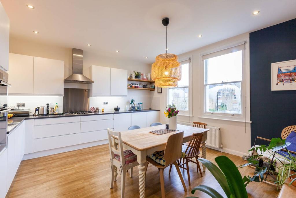 Hayter Road, Brixton Hill, Brixton, SW2 3 bed flat £3,600 pcm (£831 pw)