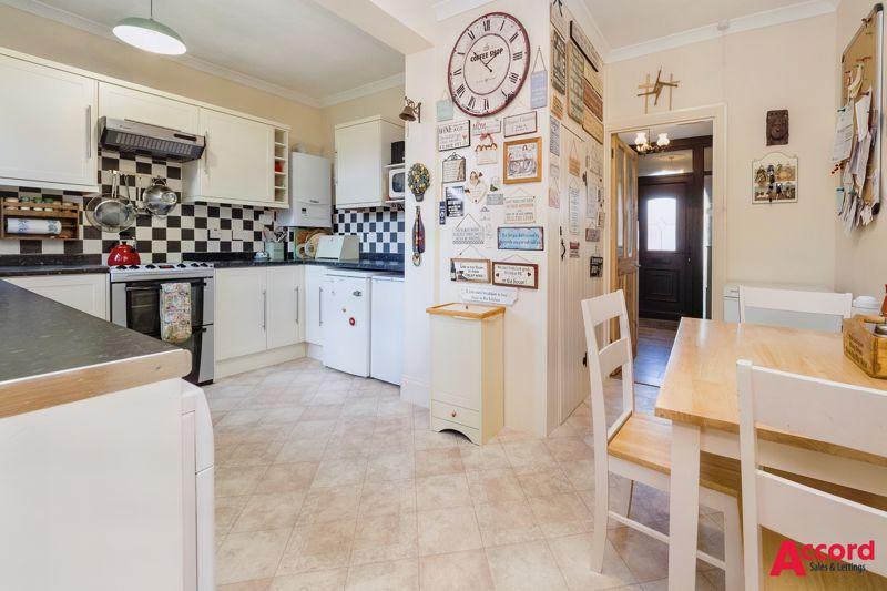 Ashvale Drive, Upminster 4 bed semidetached house £650,000