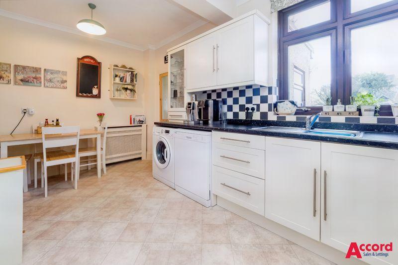Ashvale Drive, Upminster 4 bed semidetached house £650,000