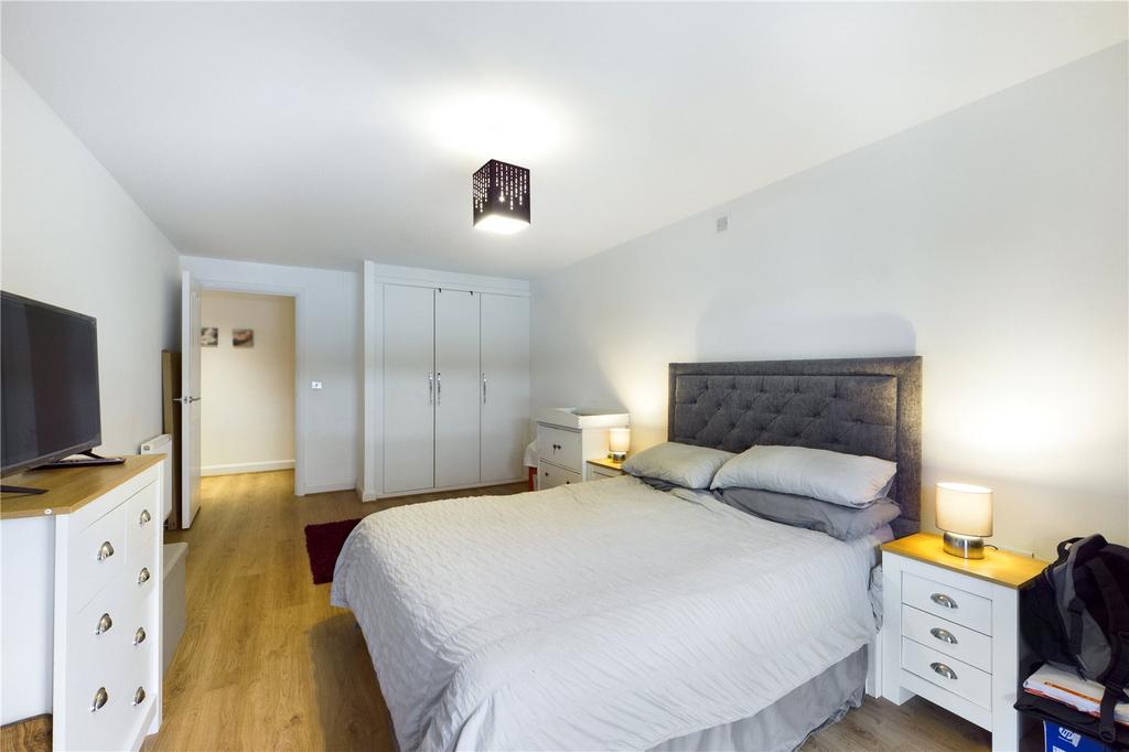 Racecourse Road, Newbury, Berkshire, RG14 2 bed apartment £260,000