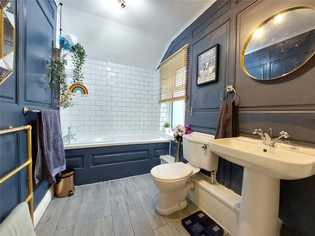 Spacious Bathroom