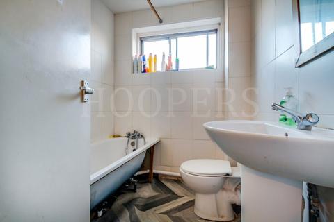 4 bedroom terraced house for sale - Runbury Circle, London, NW9