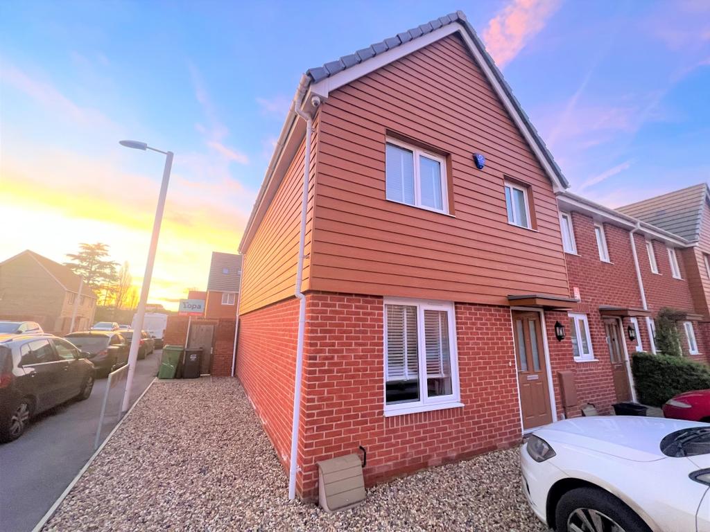 Rainbow Gardens Riverside Way DA1 3 bed end of terrace house £2,000