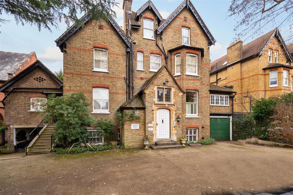 Lingfield Road, Wimbledon Village, SW19 2 bed apartment £2,500 pcm (£