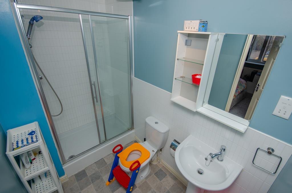 En suite bedroom 1.jpg