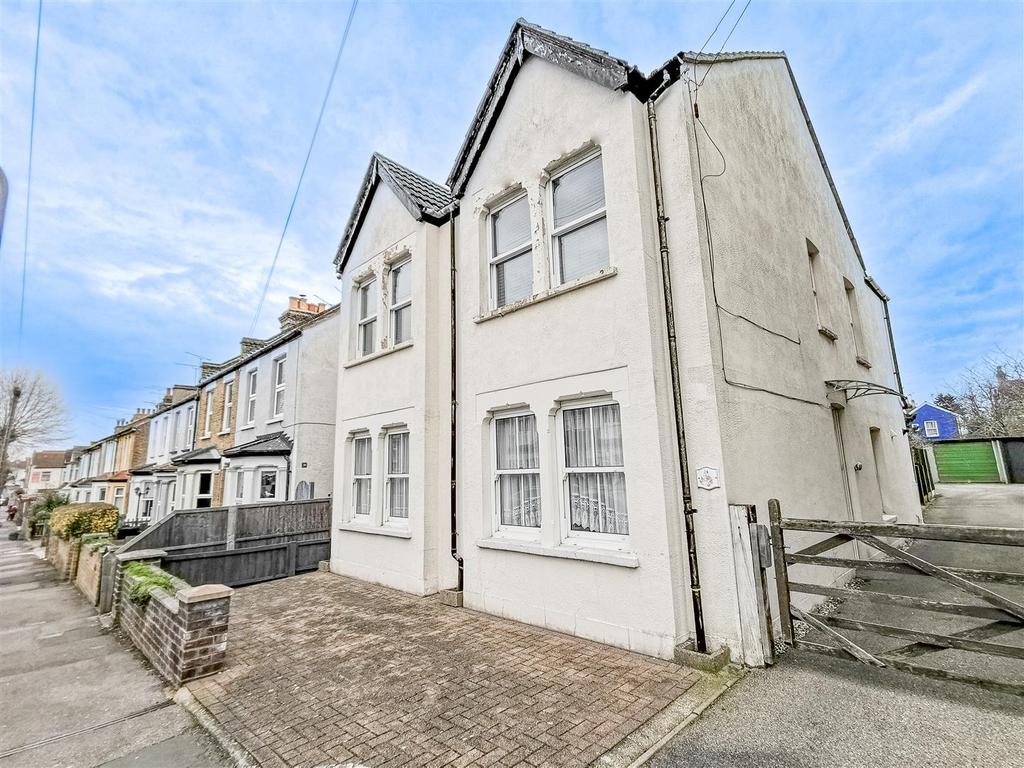Southsea Avenue, LeighOnSea 2 bed flat £300,000