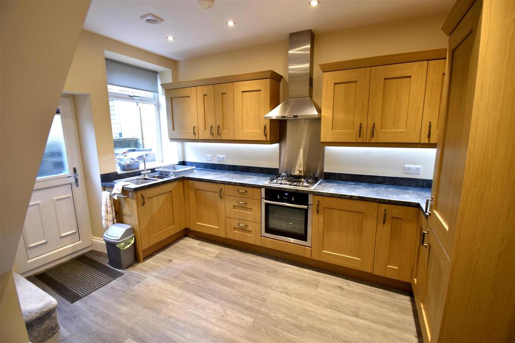 Leek Road, Buxton 3 bed terraced house £800 pcm (£185 pw)