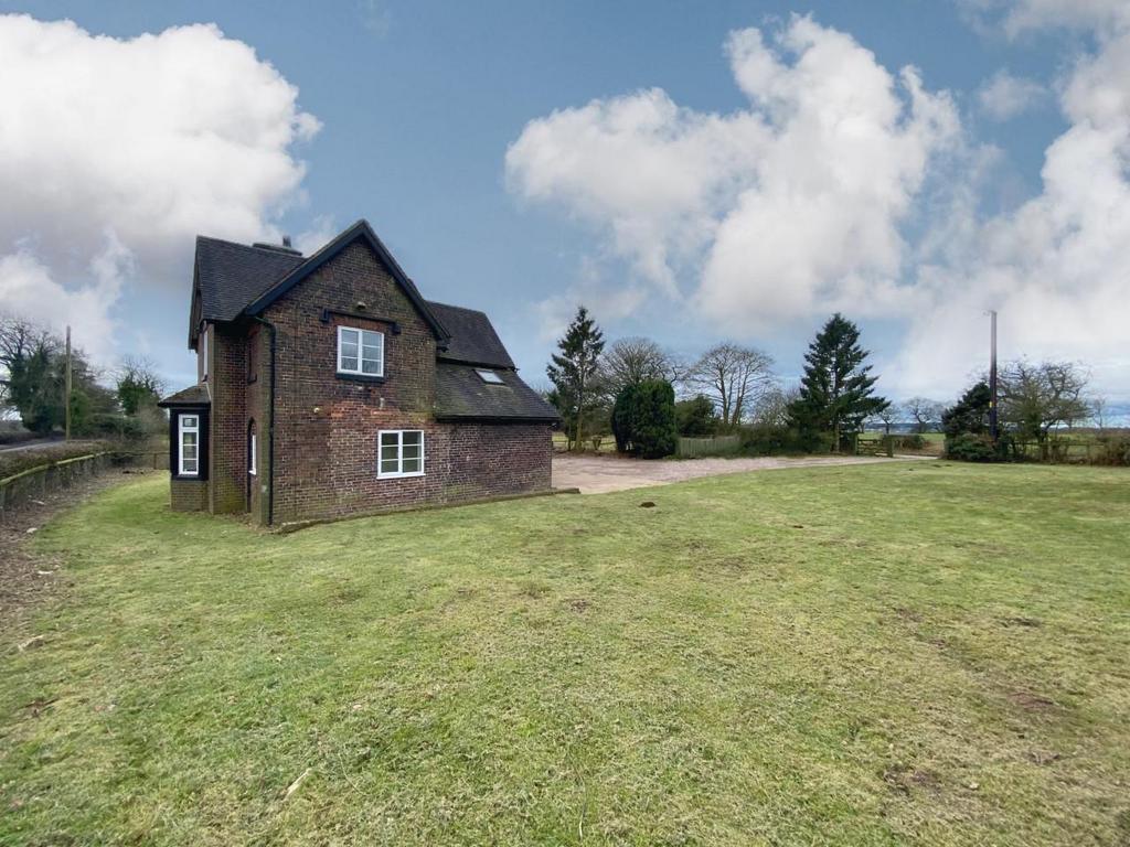 Old Lane, Beech, Nr Swynnerton 3 bed detached house £1,550 pcm (£358 pw)