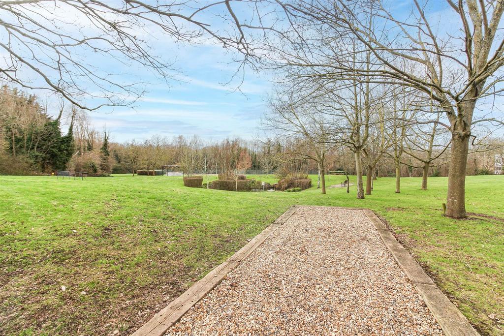 Boleyn Court, Buckhurst Hill 2 bed apartment for sale £475,000