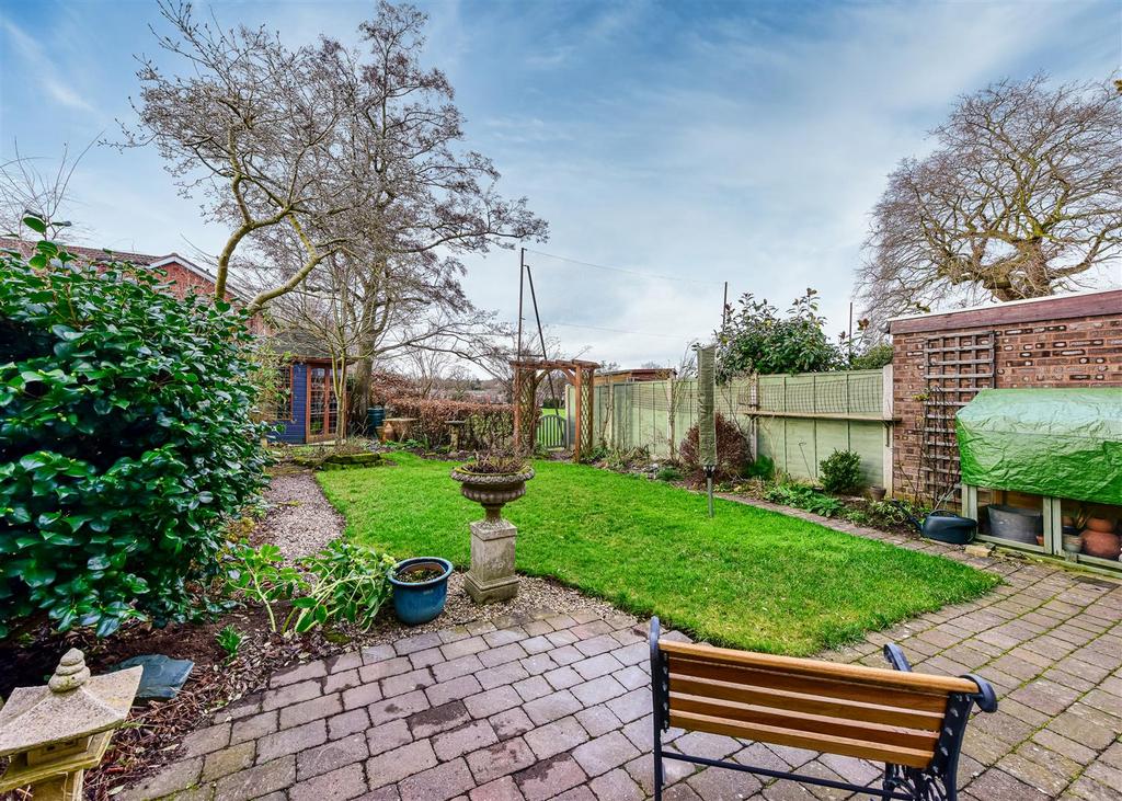 39 Ravenhill Drive, Codsall 4 bed semidetached house £309,950