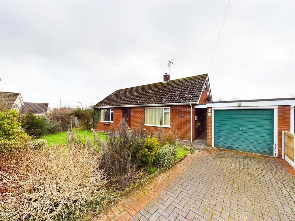Berwyn Avenue, Chirk Bank, Wrexham 3 bed detached bungalow £270,000