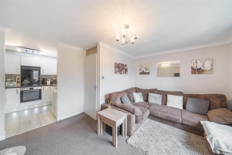 26 Groveside Close, Carshalton, SM5 2EQ