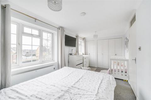 26 Groveside Close, Carshalton, SM5 2EQ