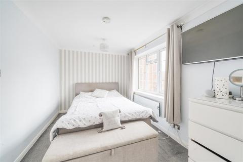 26 Groveside Close, Carshalton, SM5 2EQ