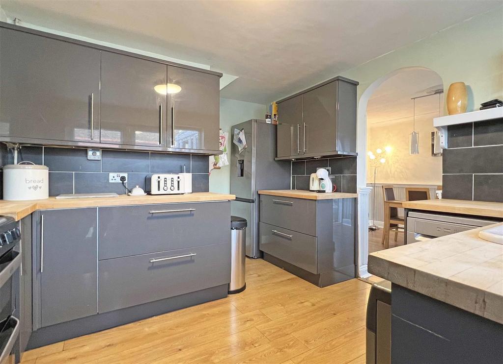 Kitchen b.jpg