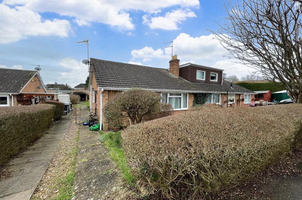 The Leys, Denton, Northamptonshire NN7 3 bed semi-detached bungalow - £ ...