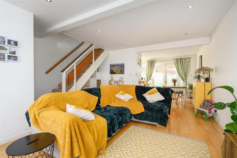 12 Bedster Gardens, West Molesey, KT8 1SZ