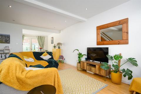 12 Bedster Gardens, West Molesey, KT8 1SZ