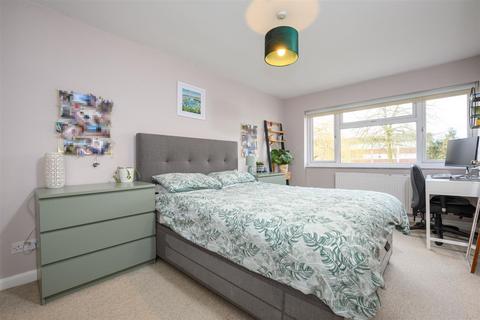 12 Bedster Gardens, West Molesey, KT8 1SZ