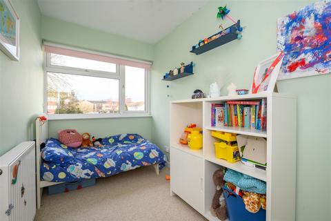 12 Bedster Gardens, West Molesey, KT8 1SZ