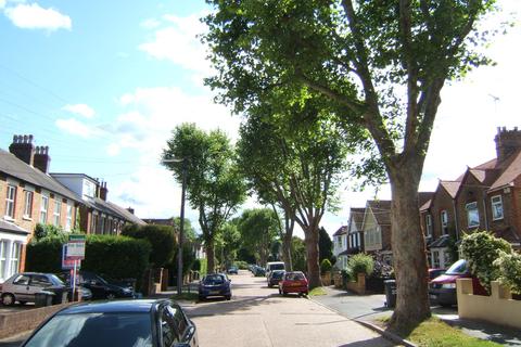 1 bedroom flat to rent, Avenue Road, Staines, TW18 3AW