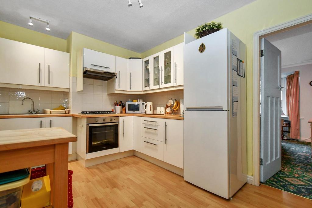 Park Road, Yeadon, Leeds 2 bed end of terrace house £199,950