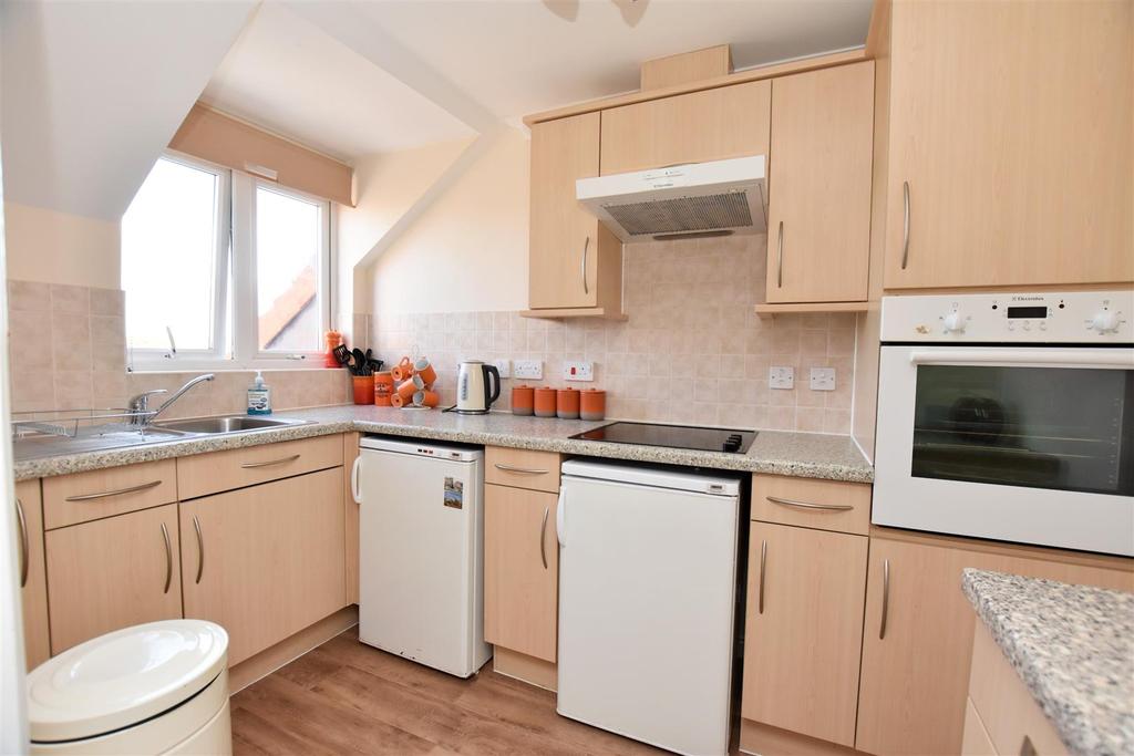 Tylers Ride, South Woodham Ferrers 1 bed retirement property £850 pcm