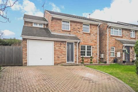 4 bedroom detached house for sale, Hunters Close, Tring