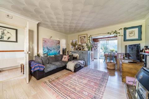 26 Lenham Road, London, SE12 8QN
