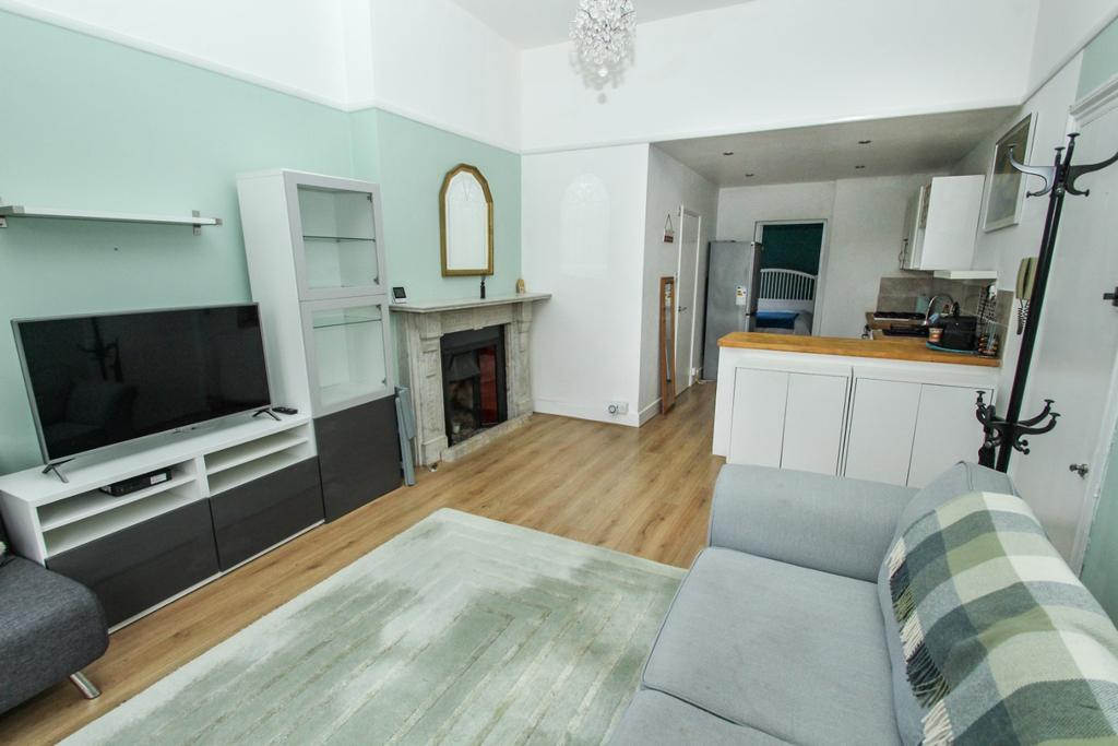 Drayton Road, Leytonstone, London, E11 4AR 1 bed flat £1,400 pcm (£