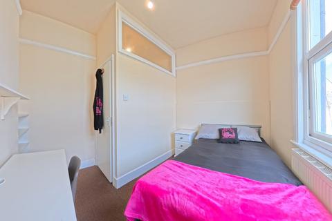 4 bedroom flat to rent, Lewes Road, Brighton BN2