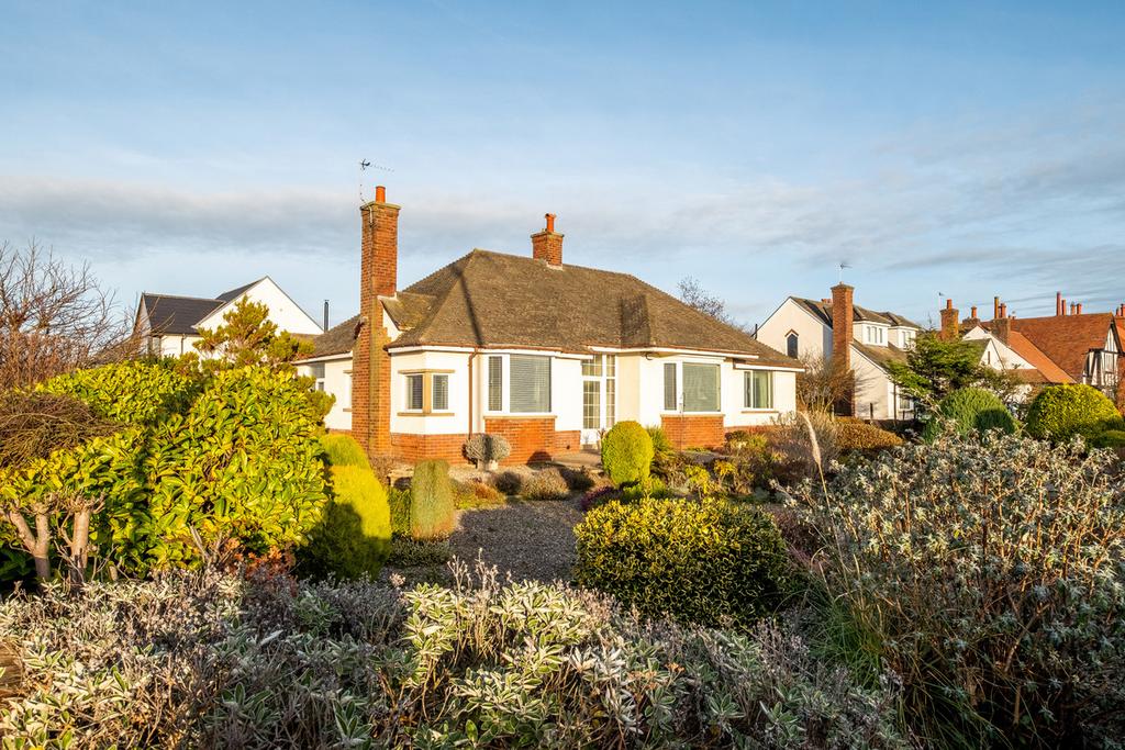 Clifton Drive, Lytham St. Annes, FY8 2 bed detached house for sale £