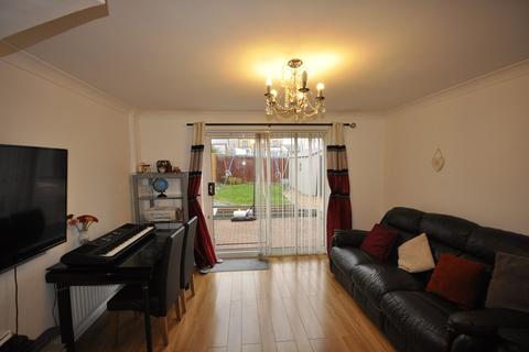 2 bedroom semi-detached house to rent - St. Michaels Close, Aveley