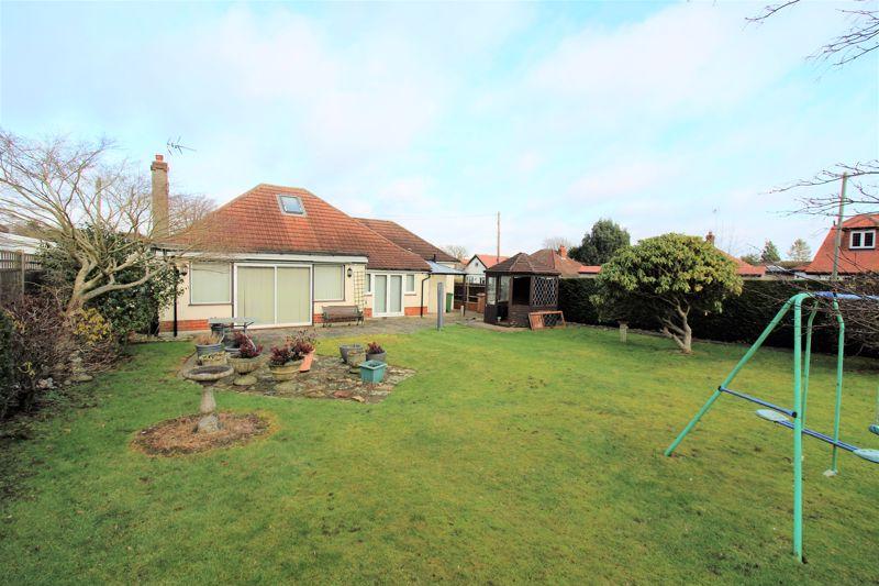 Waterer Gardens, Tadworth 3 bed detached bungalow for sale £750,000