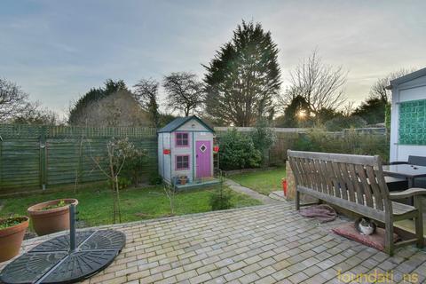 3 bedroom semi-detached house for sale - Fairlight Close, Bexhill-on-Sea, TN40