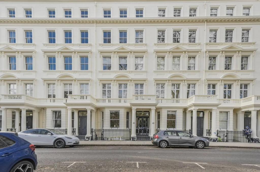 Stanhope Gardens, South Kensington... 2 bed flat £2,925 pcm (£675 pw)