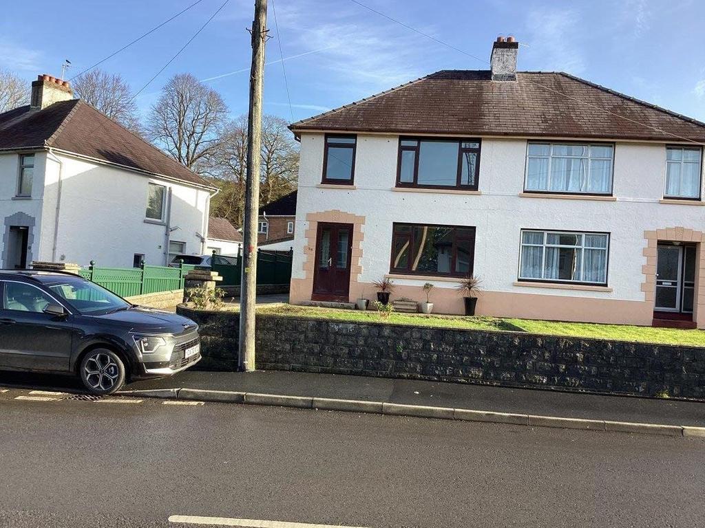 Lime Grove Avenue, Carmarthen 3 bed semidetached house £875 pcm (£