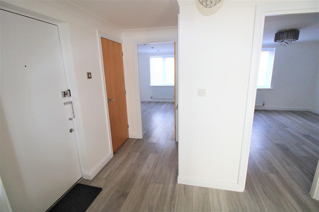 St Mary's Lane, Upminster RM14 2 bed apartment £360,000