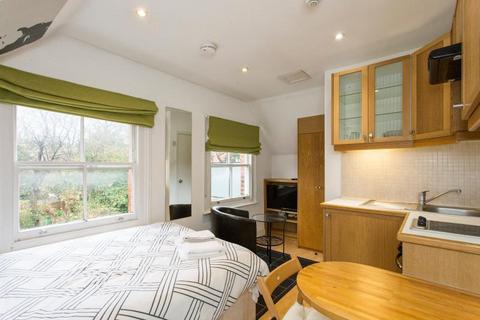 Studio to rent, Finchley Road, Hampstead, London, NW3